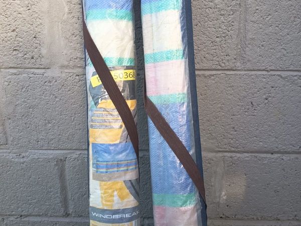 Pair of windbreaks with blue carry covers - Main image