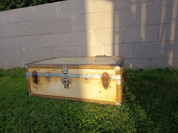 Beige storage trunk with metal fittings - Main image