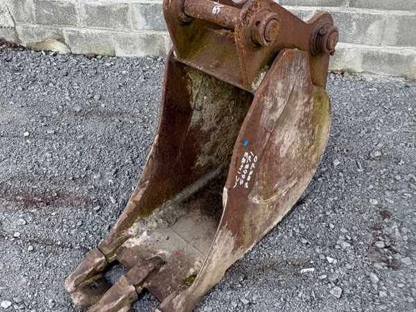 18” Bucket on 65mm pins - Main image