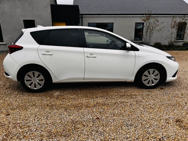 Toyota Auris 2017 1.4 D4D TERRA (CVRT to 02/2027) - Main image
