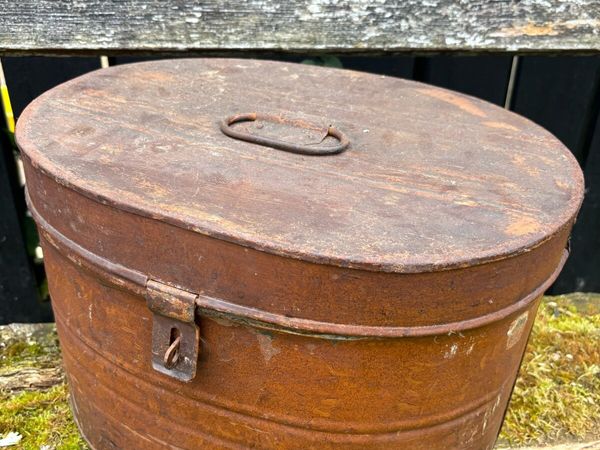 Vintage metal hat box - Main image