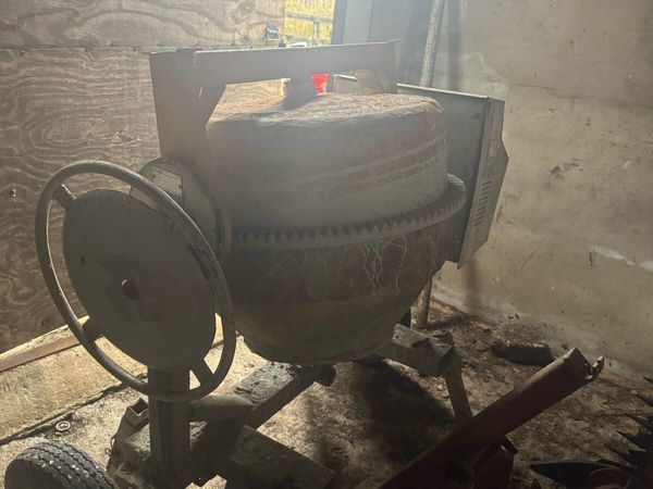 Petrol cement mixer - Main image