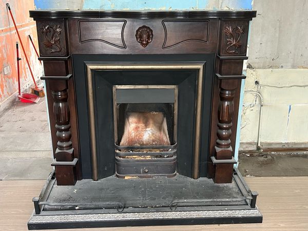 Fireplace and glass doors - Main image
