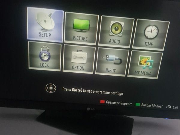 LG 42LD450, a 42-inch Full HD LCD television - Main image