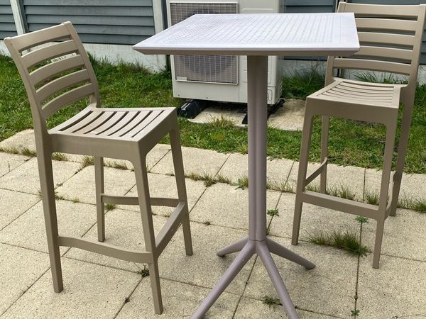 High chairs and table outdoor - Main image