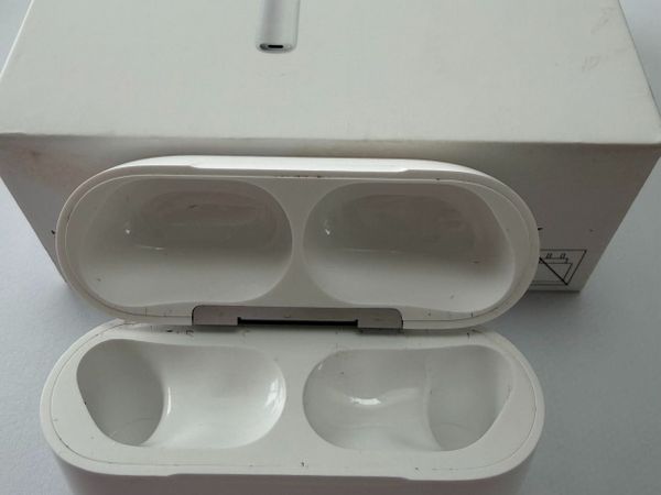 Apple AirPods Pro3  Case + 4 Pairs New Ear Tips - Main image