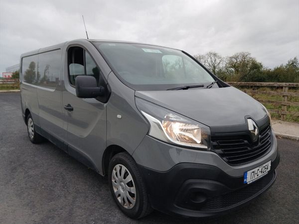 Renault Trafic 2017 long wheel base van - Main image