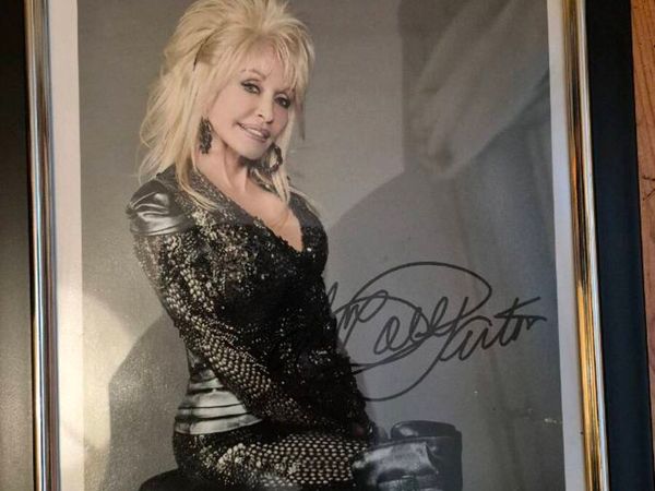 Dolly Parton Autographed Photo - Main image
