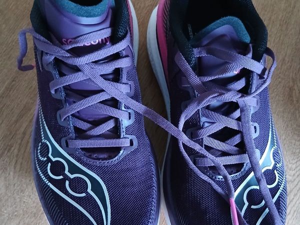 Ladies runners  saucony brand.  Size 5. - Main image