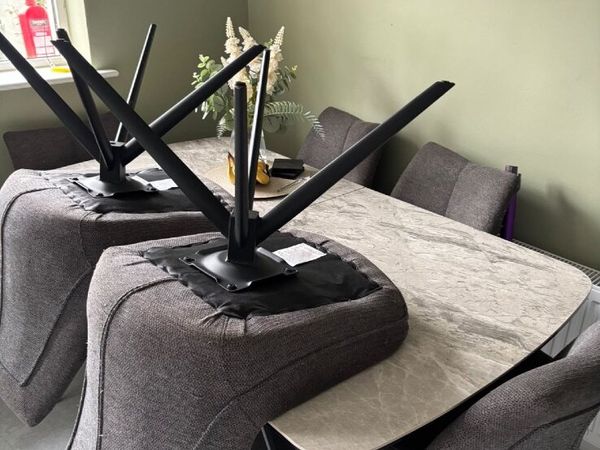 Table and chairs - Main image