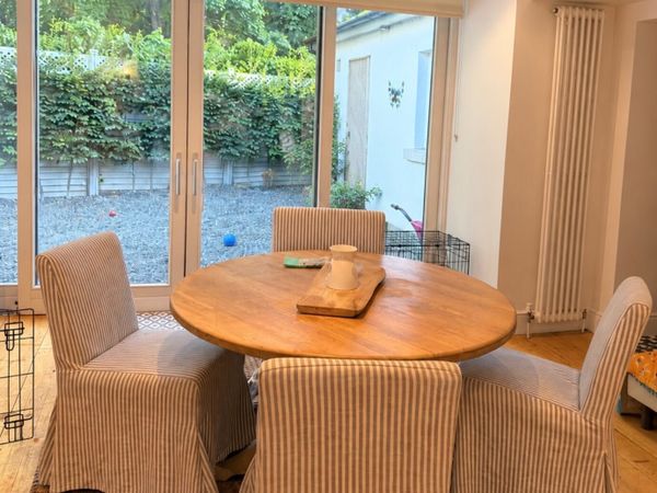 Table and chairs - Main image
