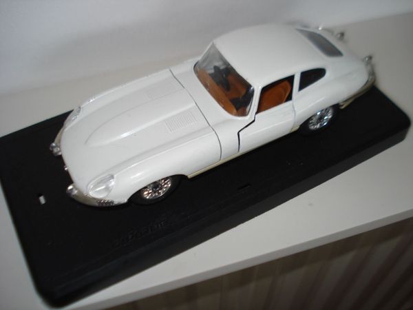 MAJORETTE LARGE JAGUAR E-TYPE COUPE. 1/24 SCALE. - Main image