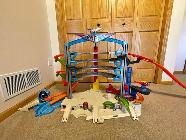 Hot Wheels Ultimate Garage Shark Attack Playset - Main image