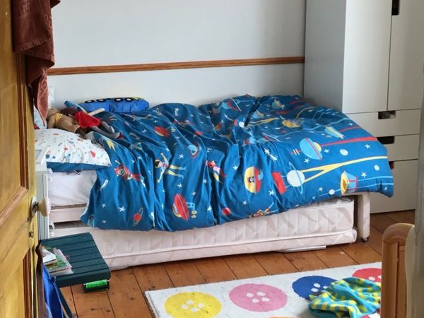 Free- single bed with guest bed - Main image