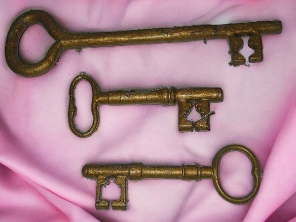 3 Authentic Vintage Skeleton Keys – Large - Main image