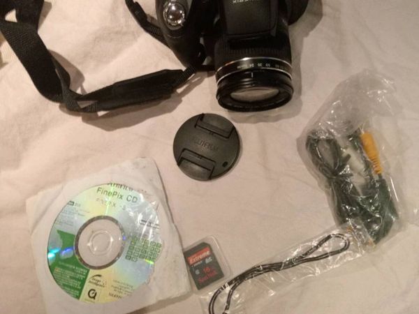 Fujifilm FinePix HS10 digital camera - Main image