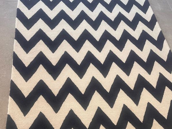 Wool rug and 9 matching cushions - Main image