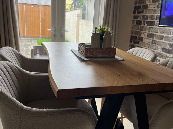 Table and chairs - Main image