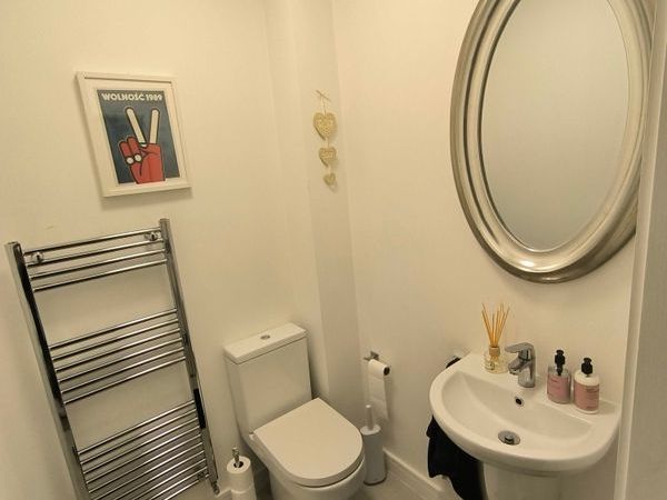 Bathroom suite - Main image