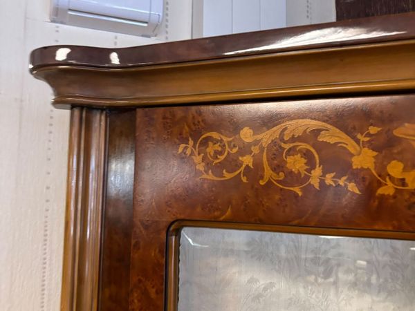 Beautiful burr walnut display corner cabinet - Main image