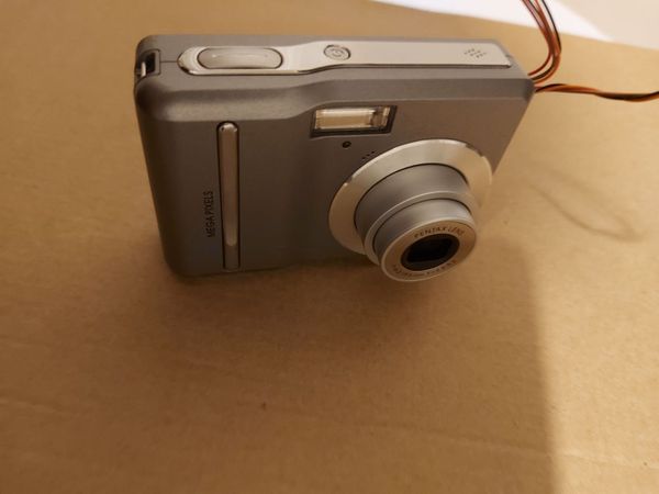 PENTAX 7 Megapixels Digital Camera, takes 2 AA Bat - Main image