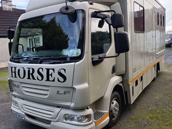 3 horse box with living on 7.5t chassis - Main image