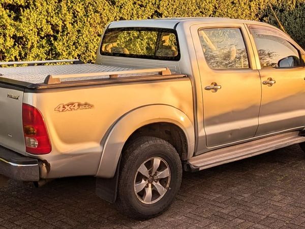 Toyota Hilux 3.0 D-4D Automatic Crew Cab CVRT 4/27 - Main image