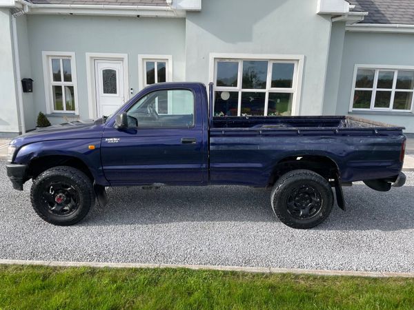 00 Toyota Hilux 2.4TD 4X4 - Main image
