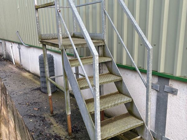 Galvanised steps with platform - Main image