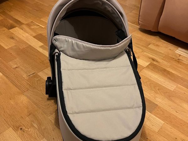 Stokke YOYO Newborn Bassinet / Shell – Like New - Main image