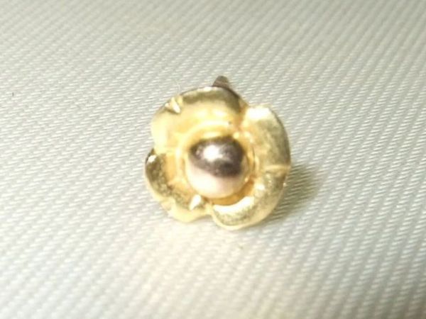 Pristine Vintage 9ct Gold Flower Stud Earring - Main image