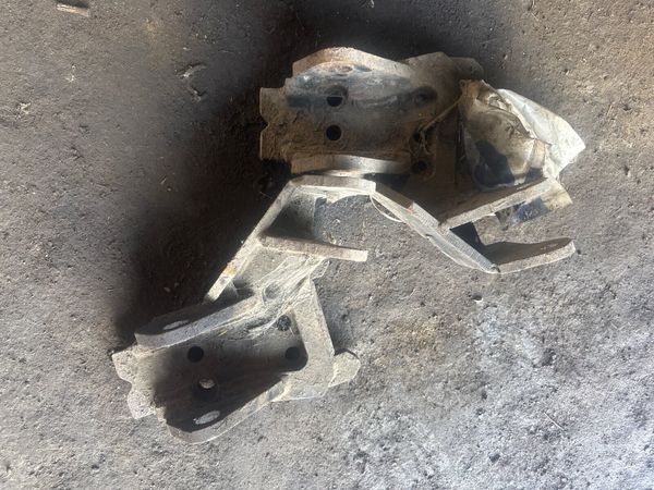 McConnell axle brackets and latches - Main image