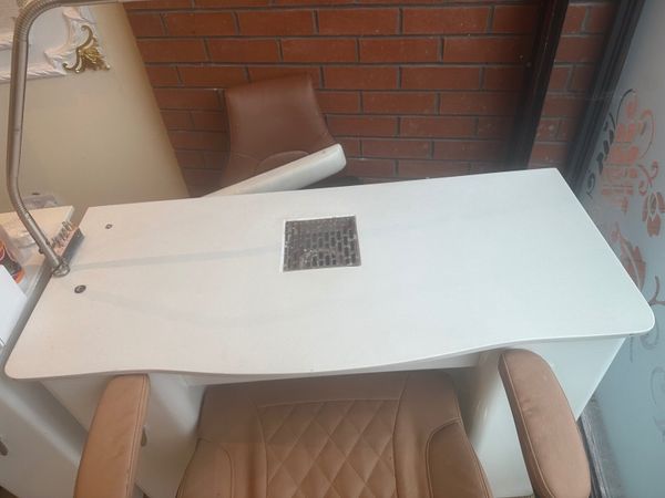 Free Manicure tables - Main image