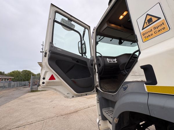 DAF CF370 8X4 HOOK SKIP TRUCK - Main image