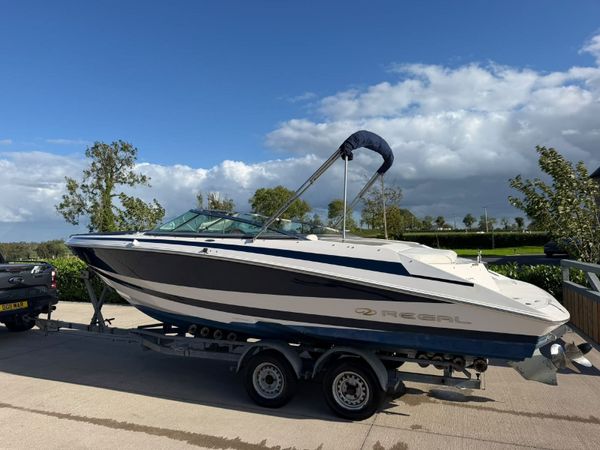2004 Regal 2200 Bowrider Sports Boat - Main image