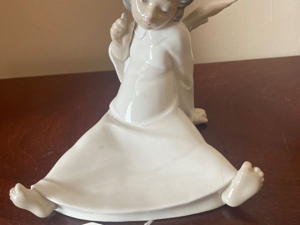 LLADRO ‘ANGEL WONDERING  FIGURINE - Main image