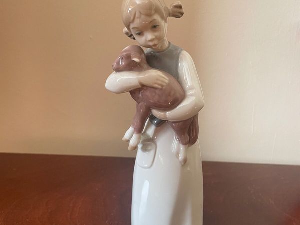 LLADRO ‘GIRL WITH LAMB’ FIGURINE - Main image