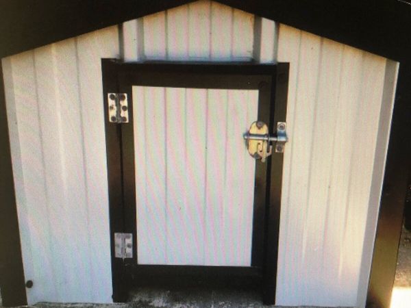 Insulated steel dog house - Main image