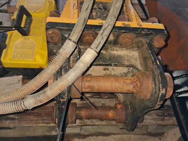 4= to 6 ton post driver and breaker - Main image