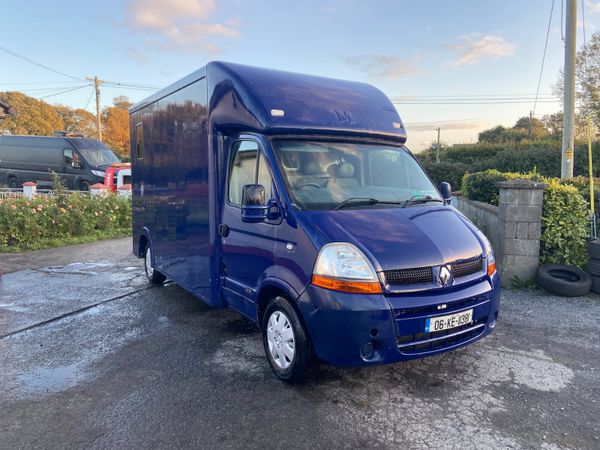06 Renault master horse box - Main image