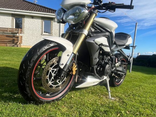 TRIUMPH STREET TRIPLE 675 2013 - Main image