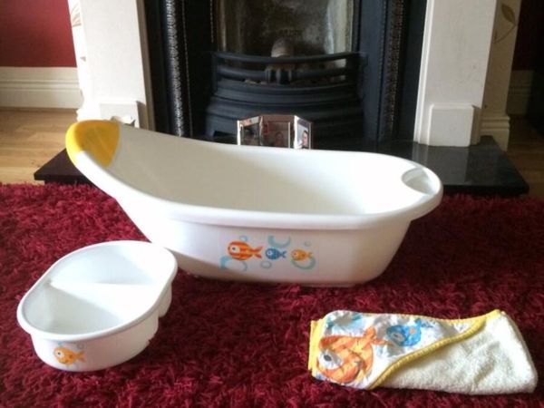 Mothercare bath, top n tail bowl and dry towel. - Main image