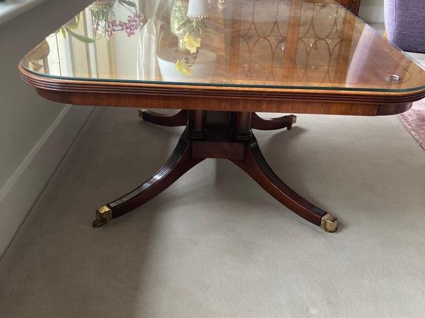 Traditional wooden coffee table - Main image