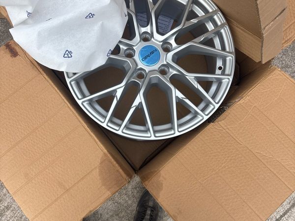 5x114.3 in absolutely mint condition . 17 inch - Main image