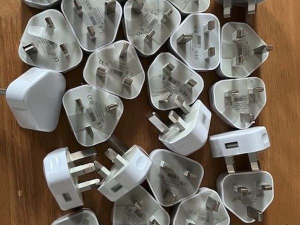 Lot of 25 New White 3-Pin USB Wall Plugs - Main image