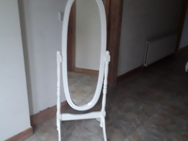 White freestanding wooden mirror - Main image