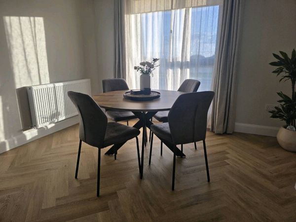 Round table and 4x chairs - Main image