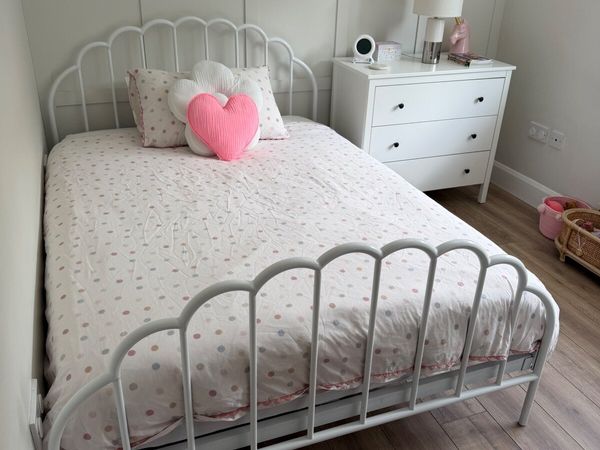 White scalloped double bed frame - Main image