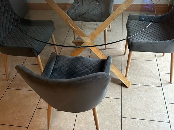 Table and chairs - Main image
