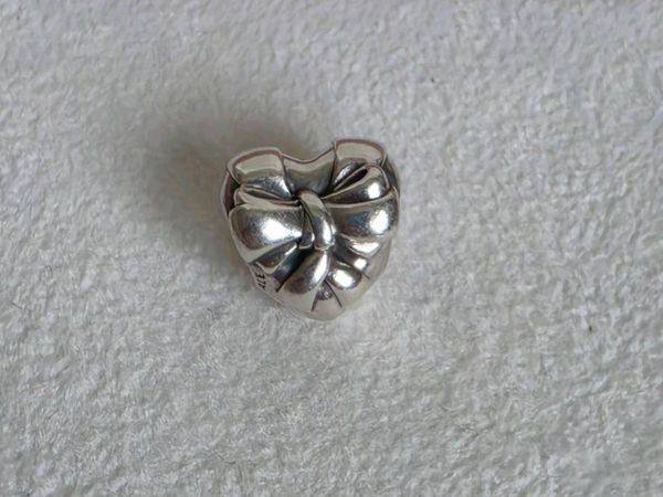 Pandora heart, bow charm. - Main image